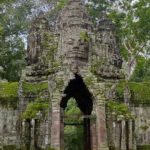Ingresso monumentale di Angkor Thom con volti di Bayon