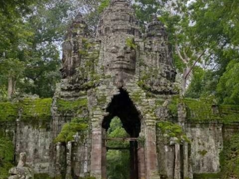 Ingresso monumentale di Angkor Thom con volti di Bayon