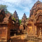 Bassorilievi in arenaria rosa al tempio Banteay Srei