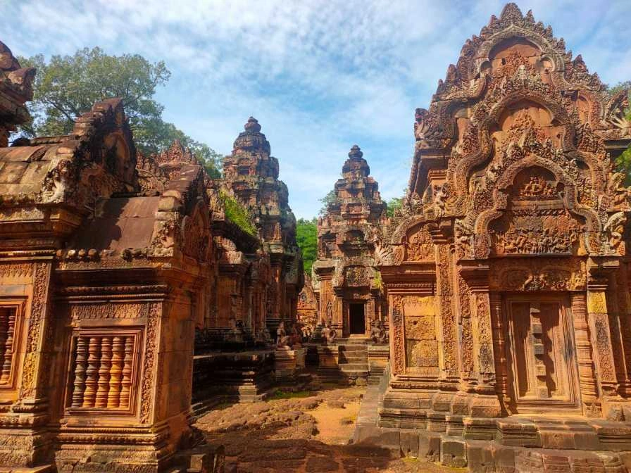 Bassorilievi in arenaria rosa al tempio Banteay Srei