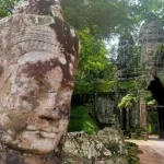 Ingresso monumentale di Angkor Thom con volti