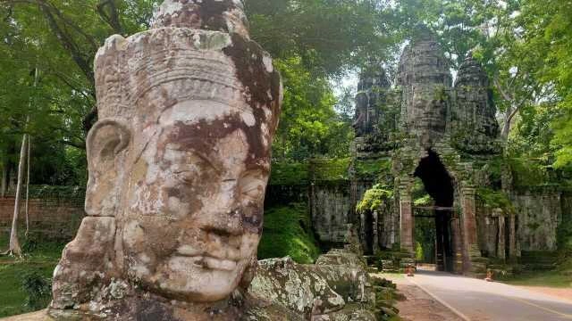 Ingresso monumentale di Angkor Thom con volti