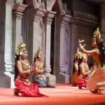 Danzatrice Apsara in costume tradizionale khmer