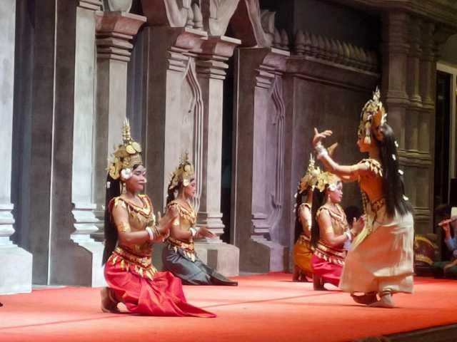 Danzatrice Apsara in costume tradizionale khmer