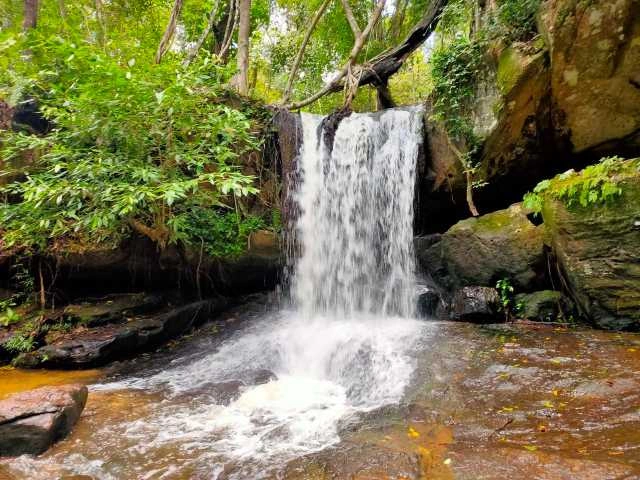 Il "fiume sacro" con centinaia di simboli induisti scolpiti nella roccia.