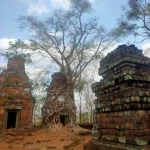 Tempio Prasat Pram nel complesso di Koh Ker, avvolto da radici