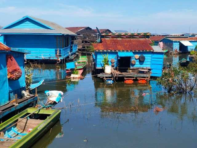 Vita quotidiana in un villaggio galleggiante sul lago Tonlé Sap